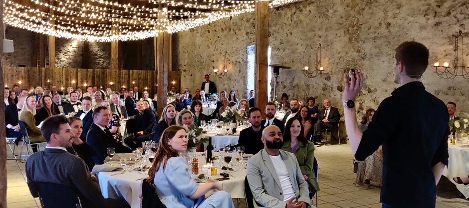 Intimt magi-show til privat fest - underholdning for vennegruppe